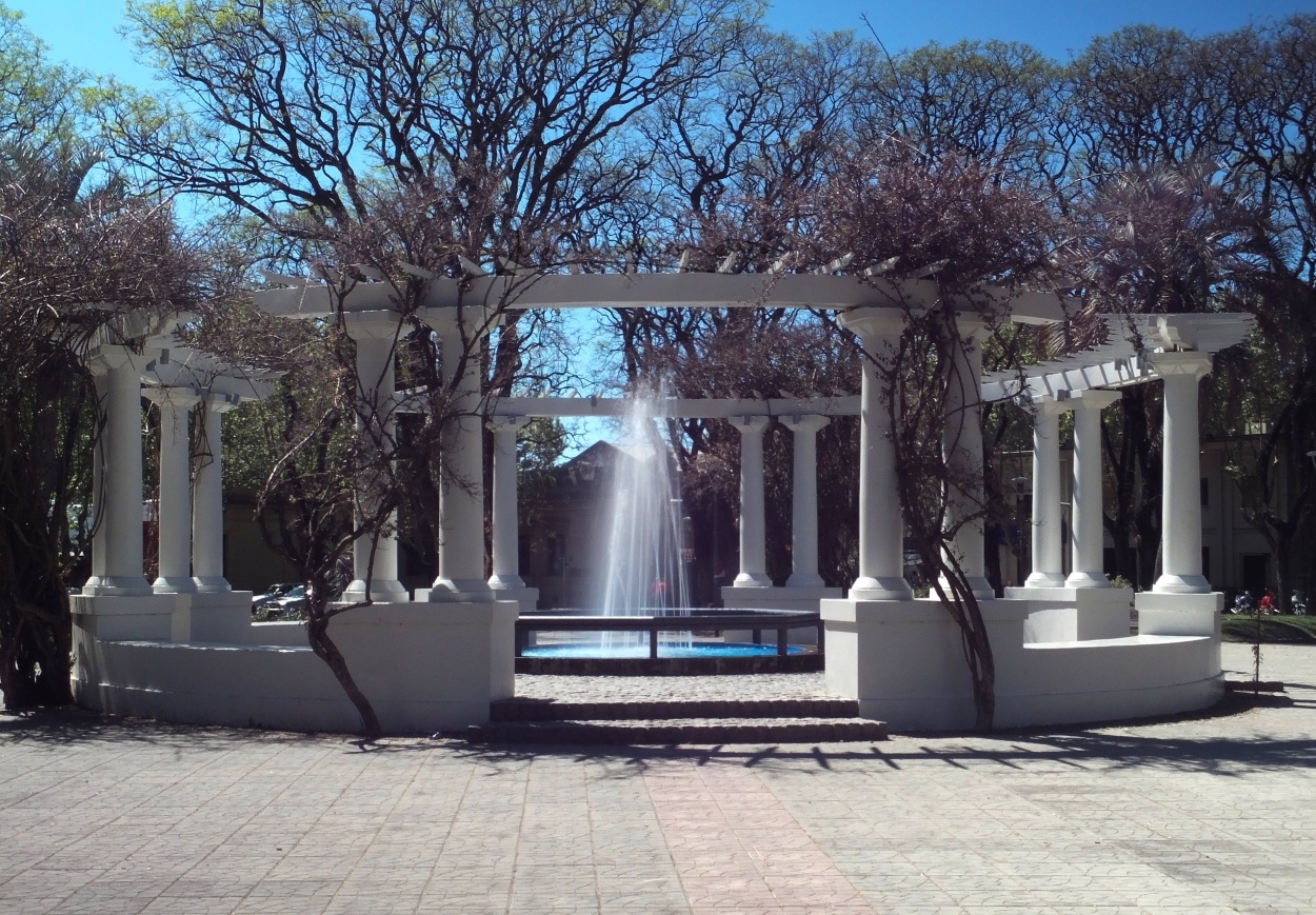 "Prgola y fuente de plaza Sarand" de Juan Fco. Fernndez