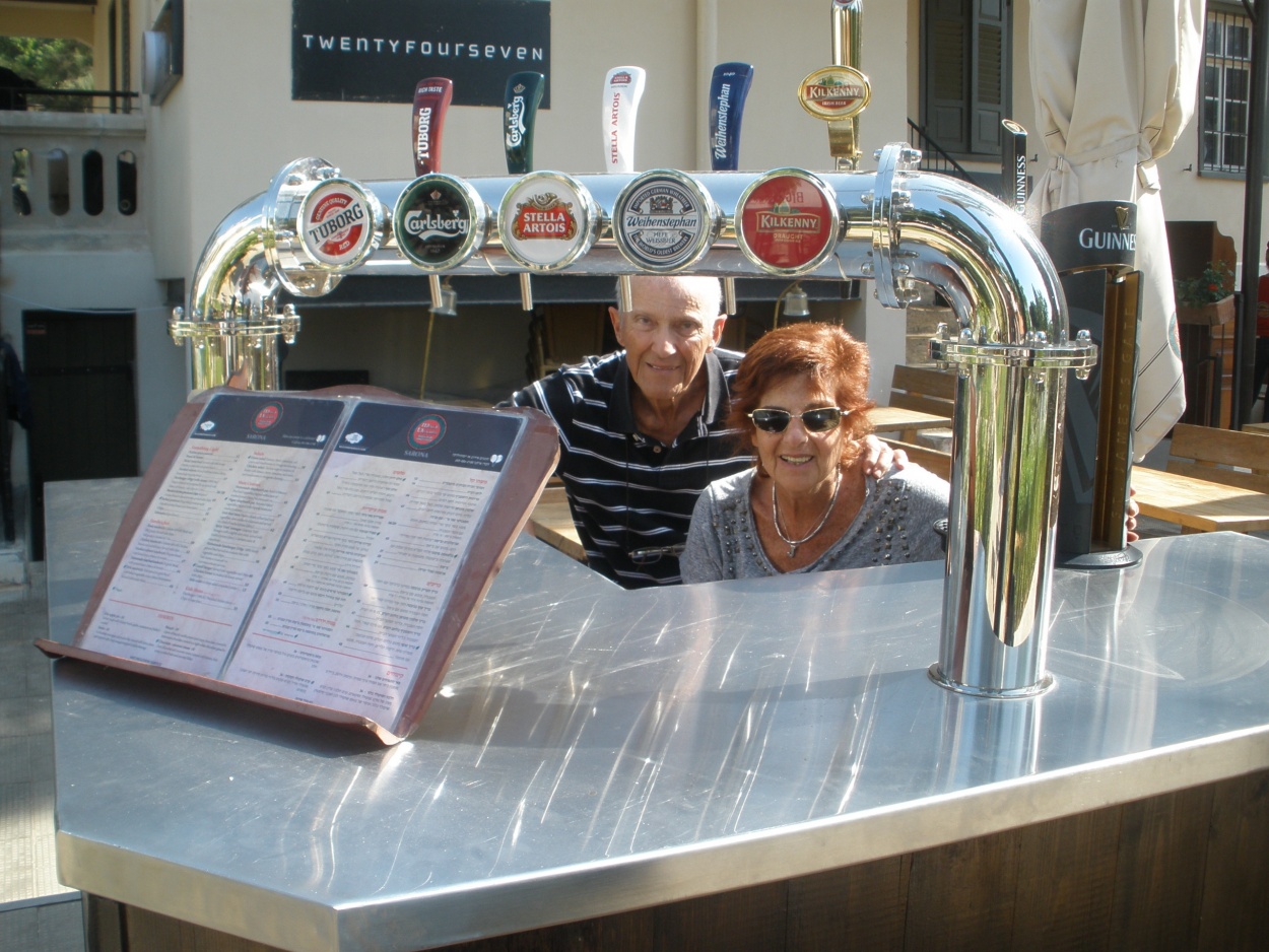 "eligiendo la llave de la cerveza...." de Tzvi Katz