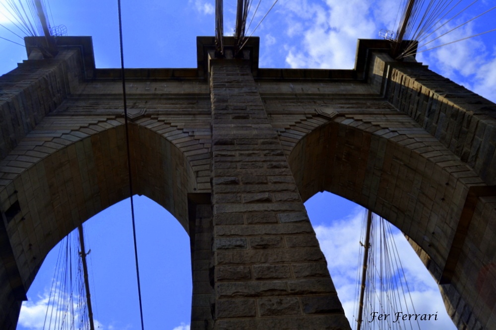 "El puente de Brooklyn mirndolo de cerca" de Fernanda Ferrari (fer)