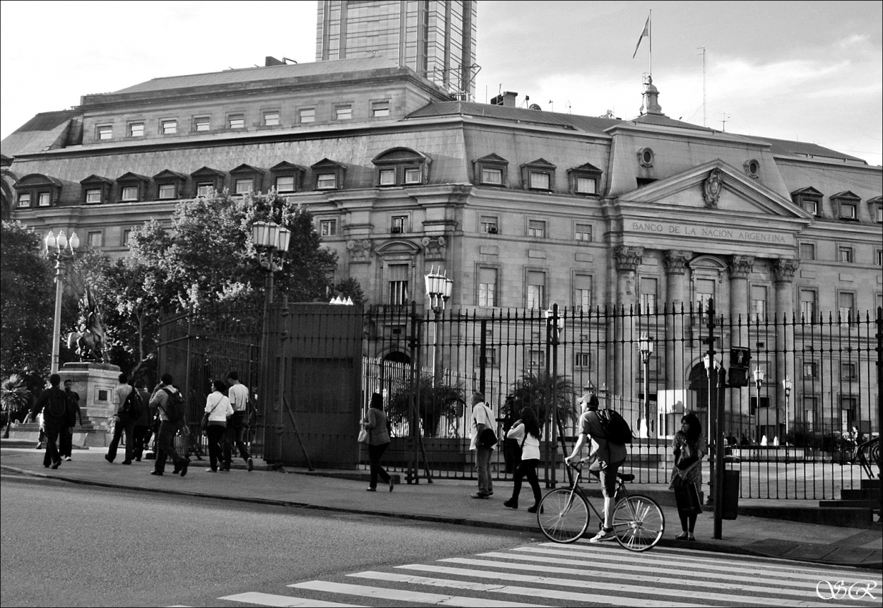 "Peatones, un ciclista y la chica que espera" de Silvia Rodrigo