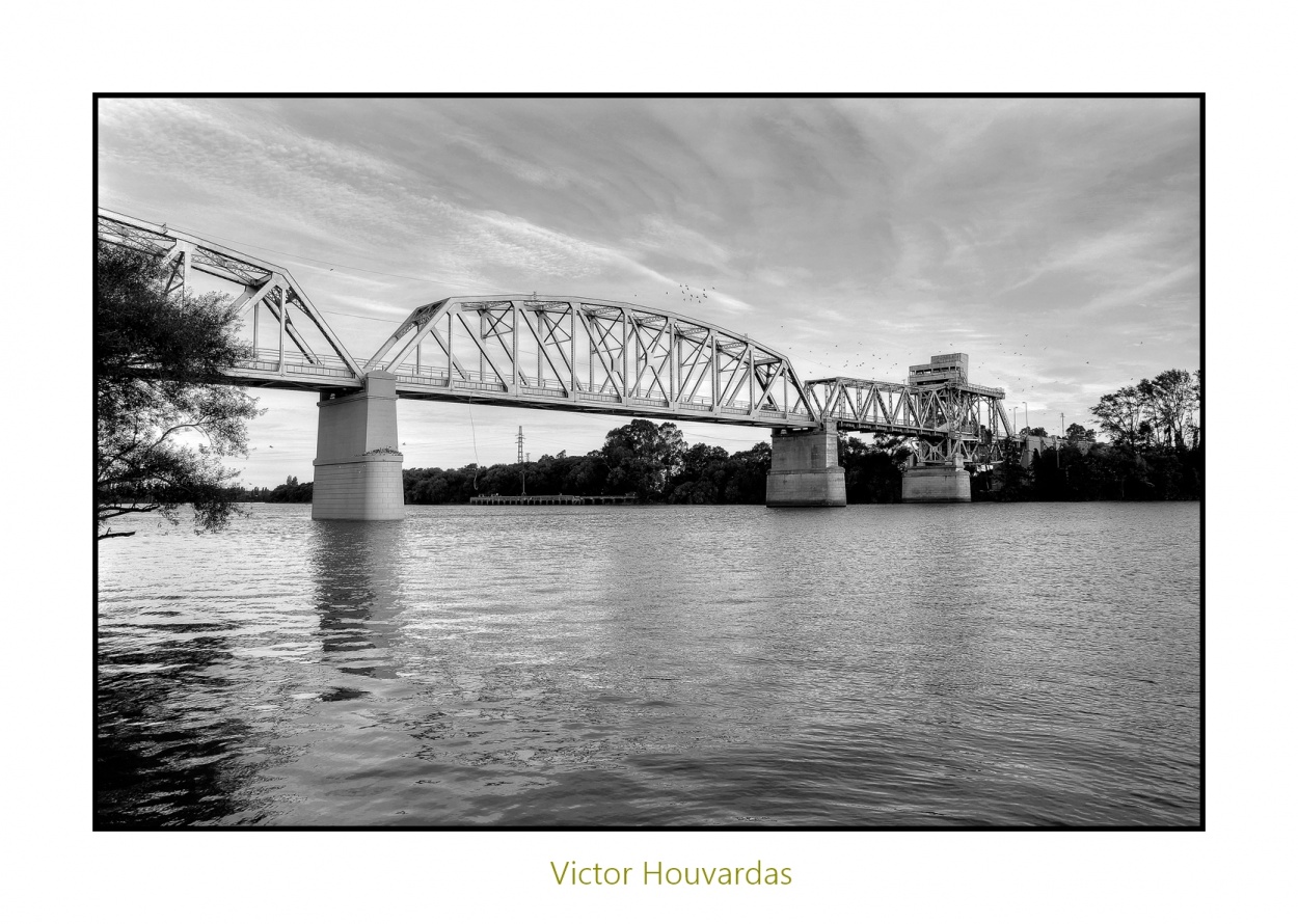 "El puente viejo" de Victor Houvardas