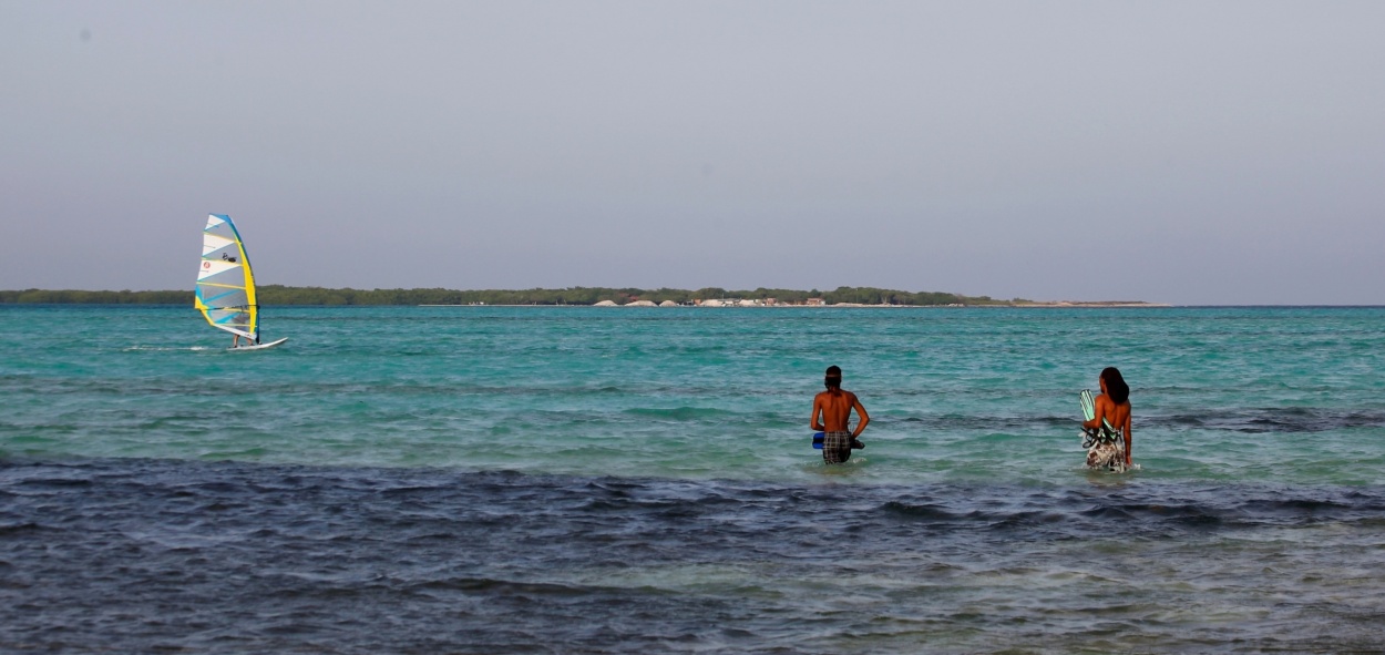 "Surfer y snorkelers" de Francisco Luis Azpiroz Costa