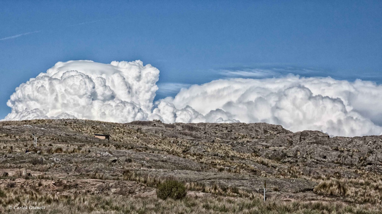 "Descansa la nube sobre la ladera de la sierra." de Carlos Gianoli