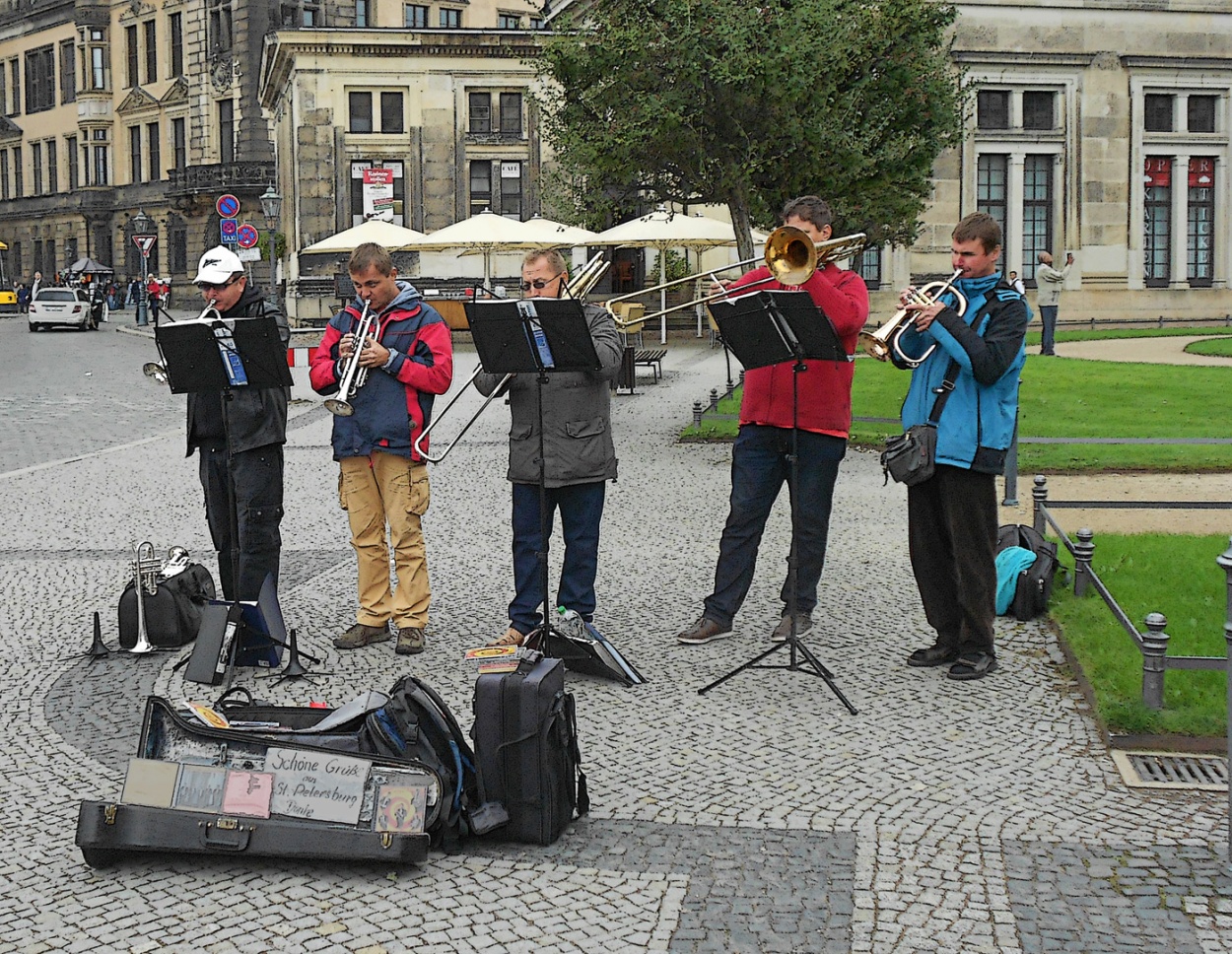 "Msicos callejeros en Budapest" de Ricardo S. Spinetto