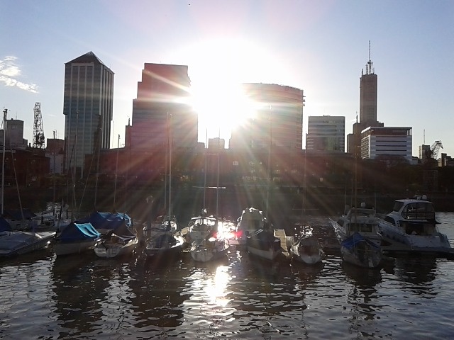 "PAISAJES URBANOS: Atardecer Yatch Puerto Madero" de Susana Muniagurria