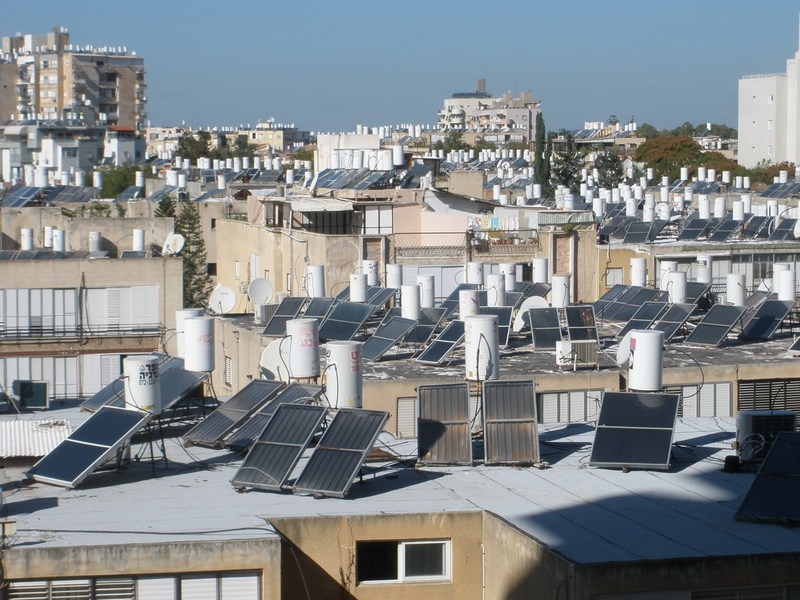 "Tanques de agua y sus pantallas solares." de Tzvi Katz