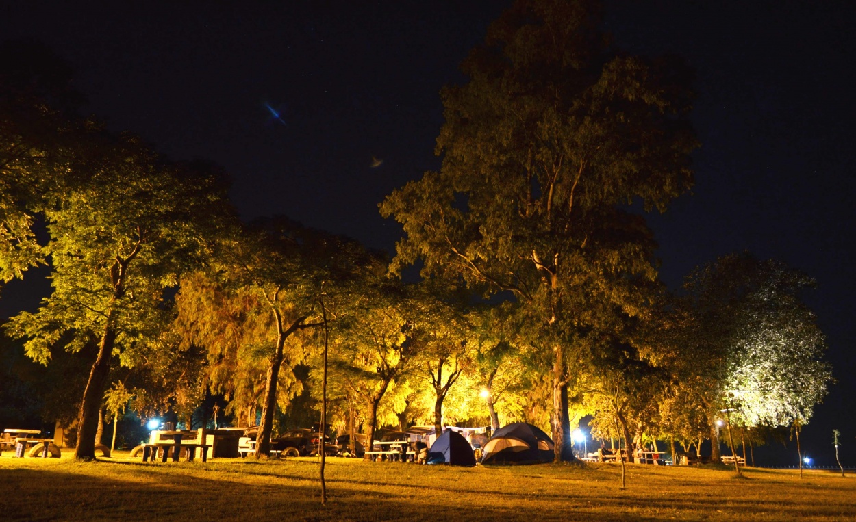 "Noche de camping" de Fernan Godoy