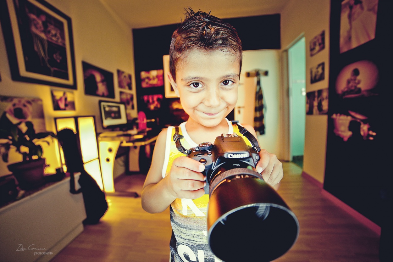 "pequeo fotografo" de Zeke Garcia