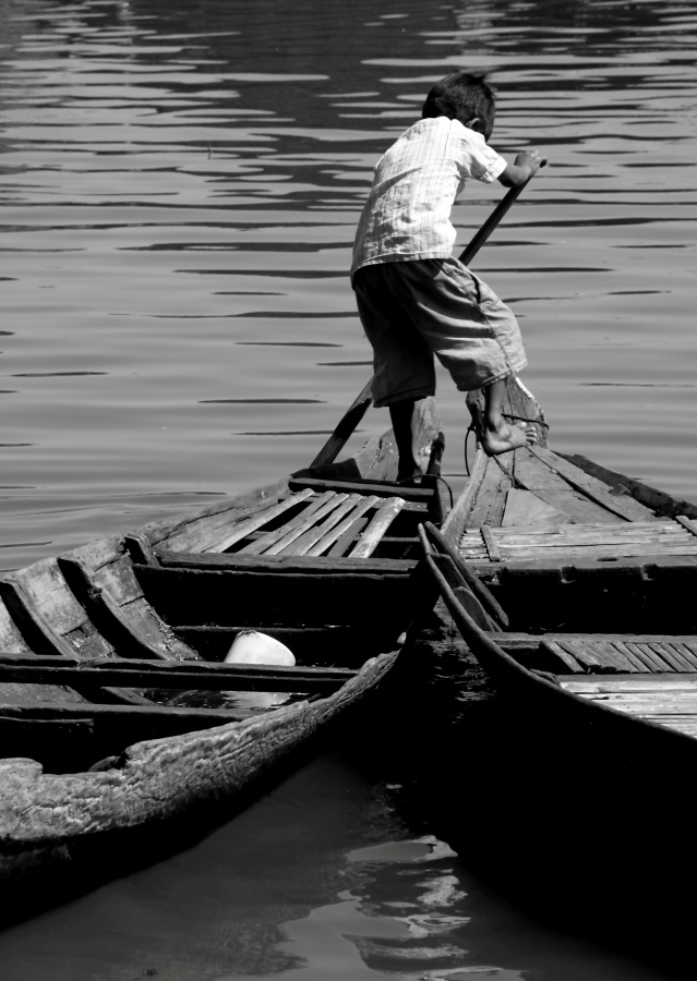 "Remando dos botes" de Francisco Luis Azpiroz Costa