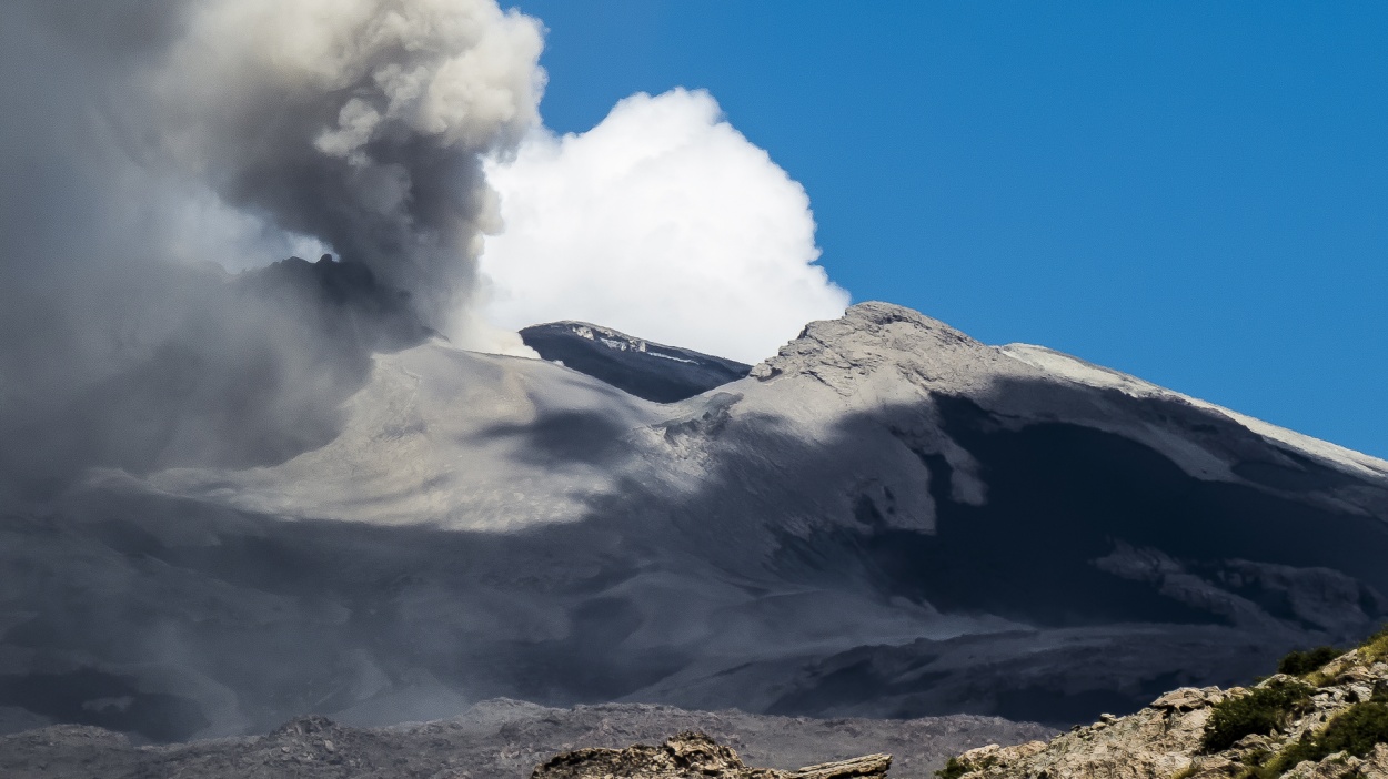 "Volcan Copahue escupiendo cenizas." de Ariel Gutierrez