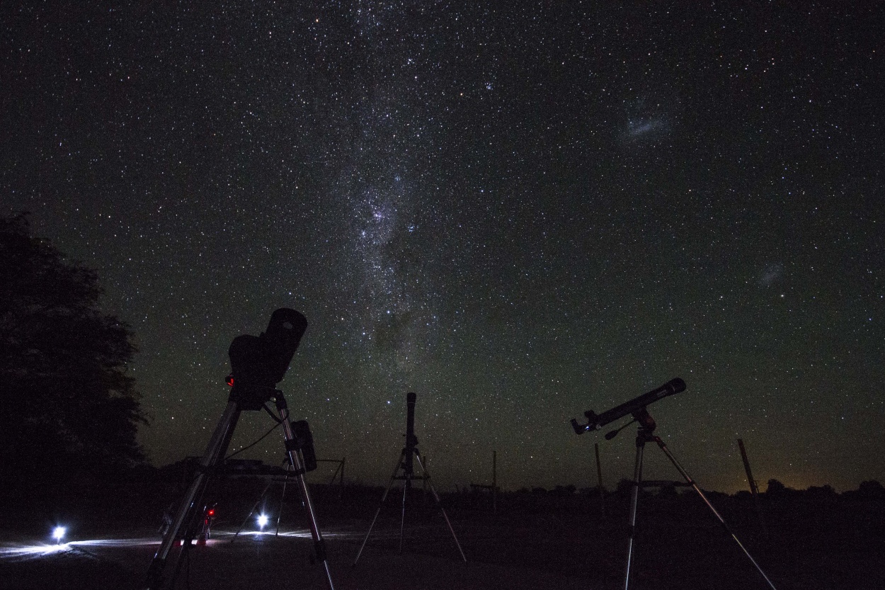 "Astronoma en Atacama" de Ricardo Wychlo