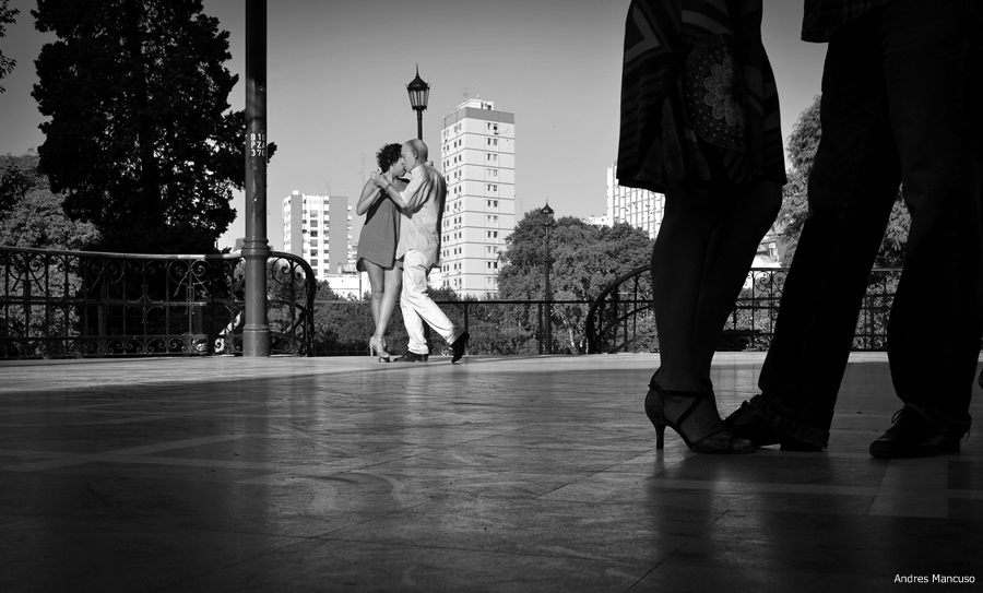 "Bailarines" de Andres Mancuso