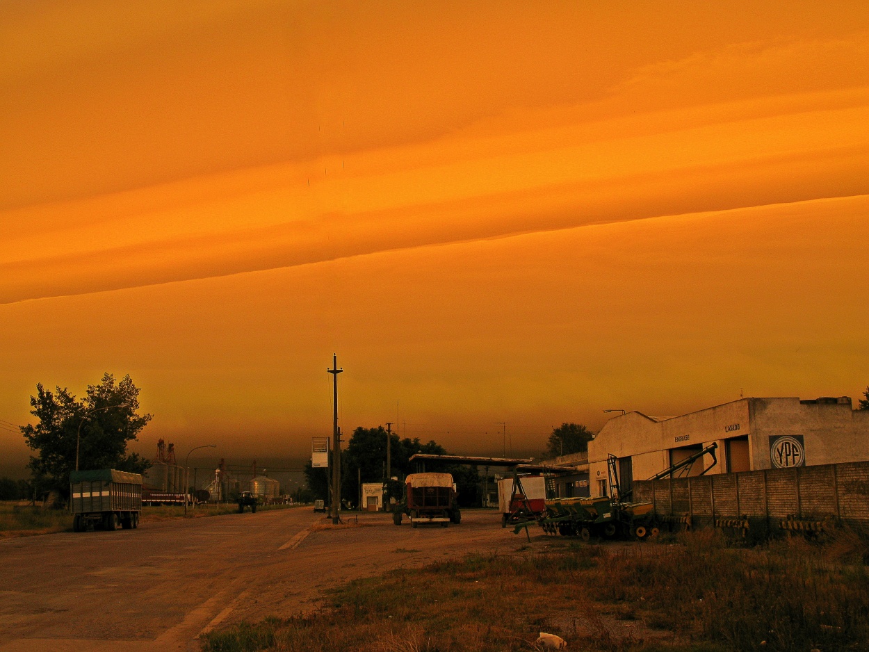 "Amanecer con tormenta" de Jorge Zanguitu Fernandez