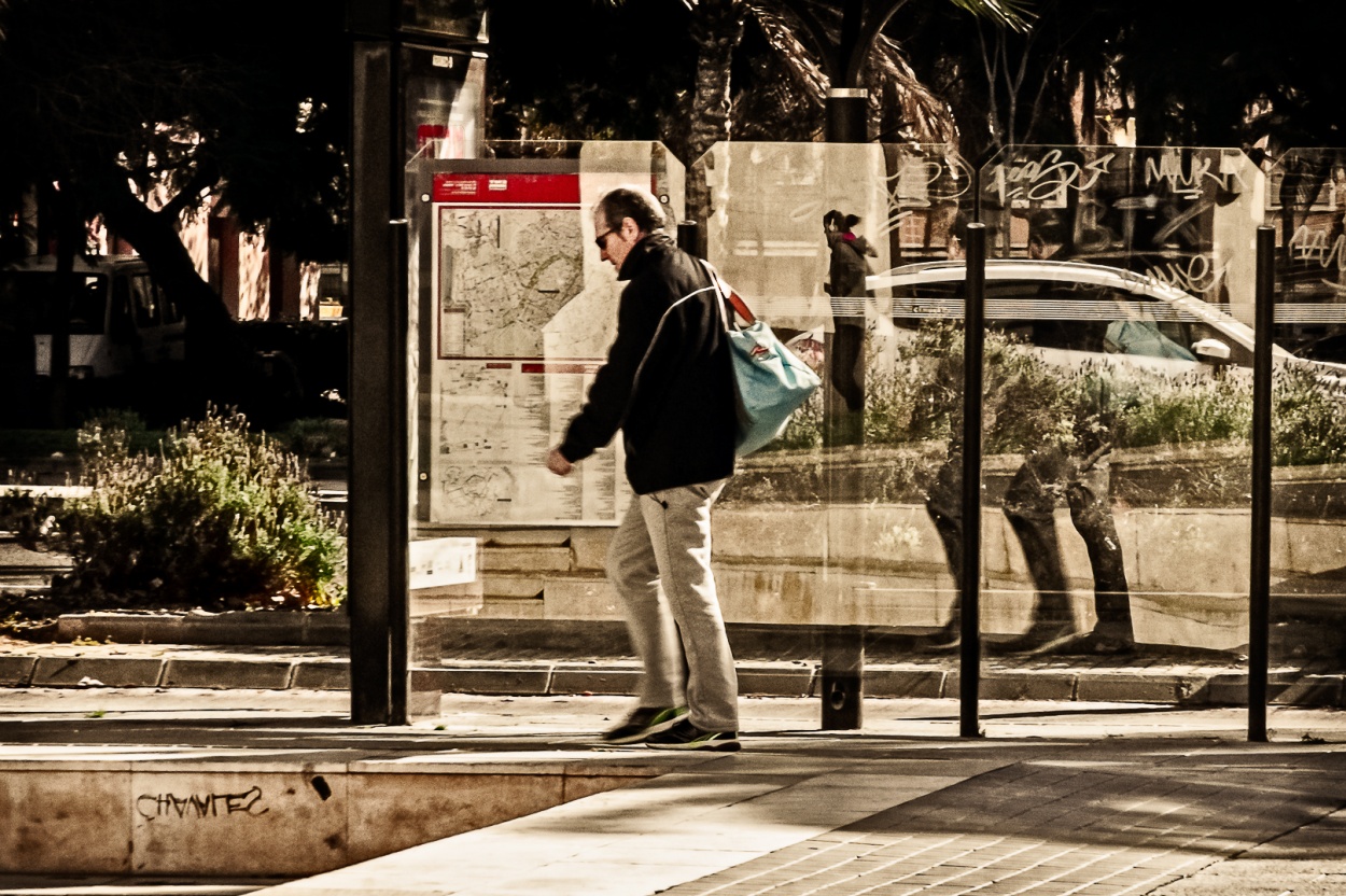 "Con la bolsa a cuesta" de Juan Beas