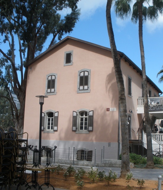 "parque Sharona, Tel Aviv, edificio reciclado" de Tzvi Katz