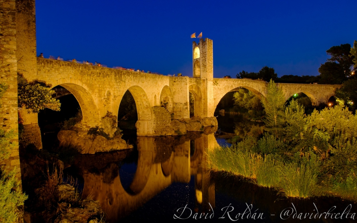 "pont romnic de Besal" de David Roldn