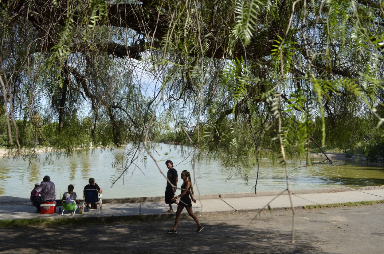 "Gente Disfrutando del Parque." de Ismael Minoves