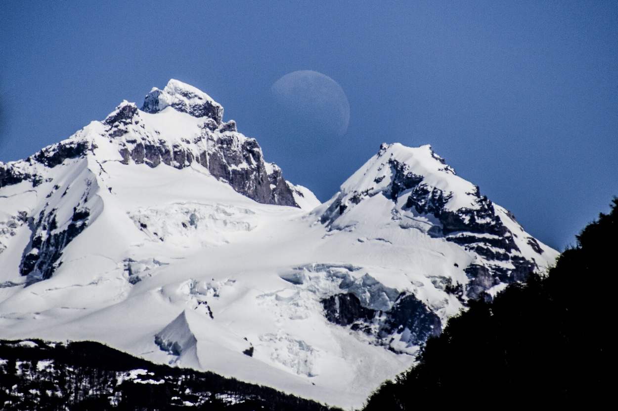 "Luna sobre el Tronador" de Ricardo Wychlo