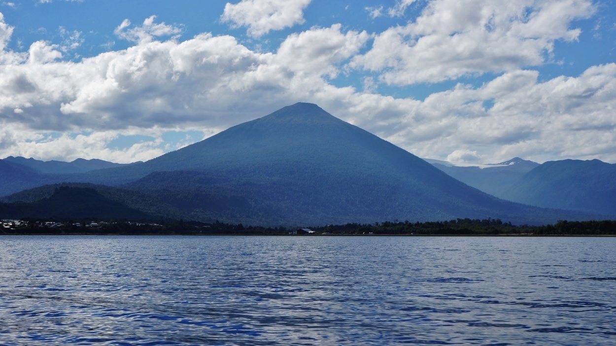 "volcan hornopiren" de Ruben Alex Villarroel