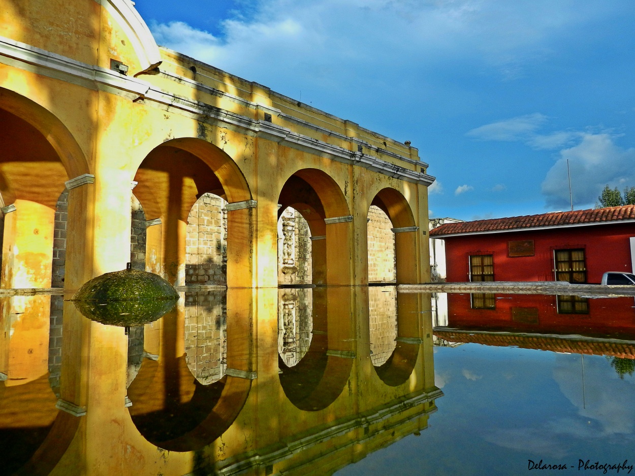 "Reflejos de Antigua, Guatemala" de Marco De La Rosa