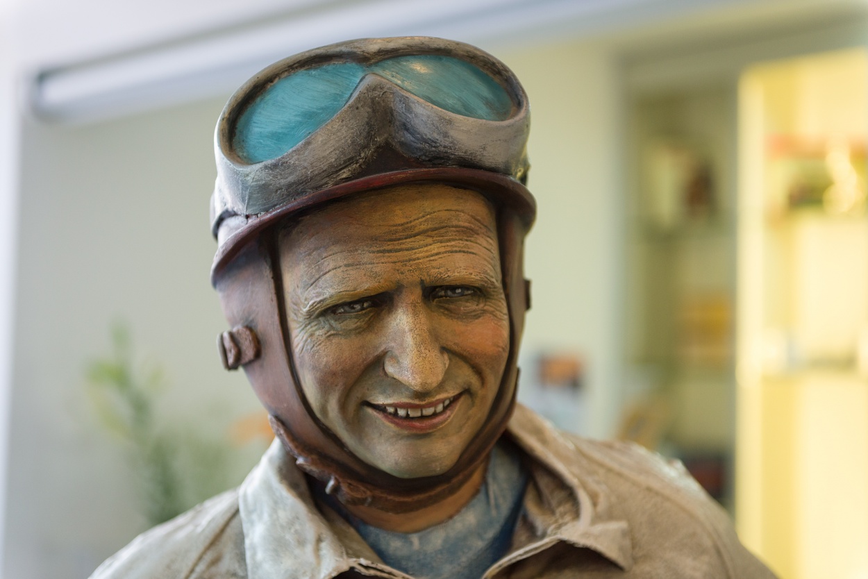 "Fangio (Museo Autodromo Termas)" de Carlos Larandaburu