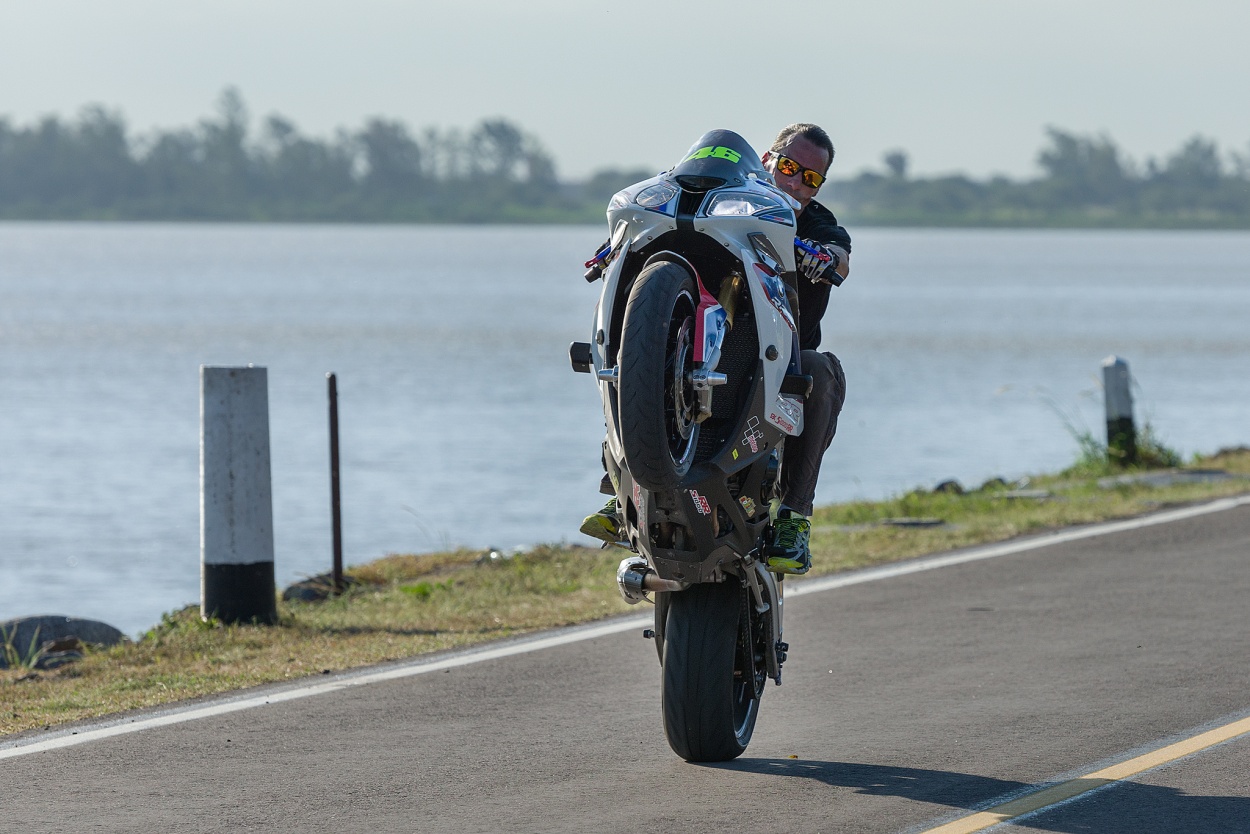 "Wheelie en Termas" de Carlos Larandaburu