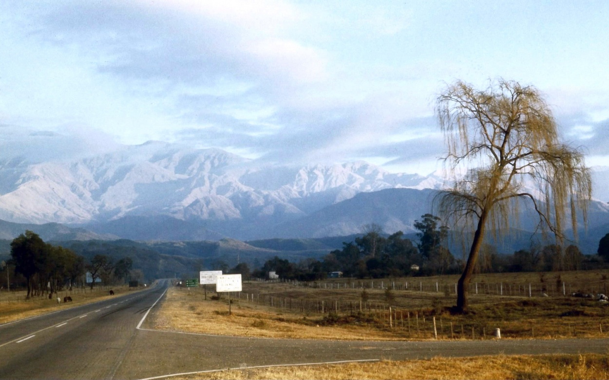 "Por la quebrada" de Hugo A. Hazaki