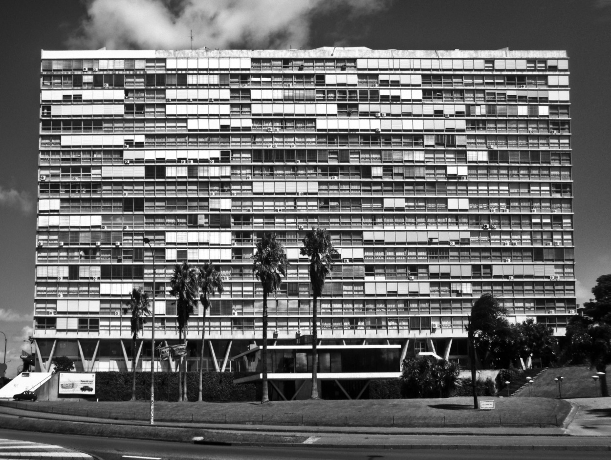 "Edificio Panamericano, El Buceo, Montevideo" de Jorge Iriarte