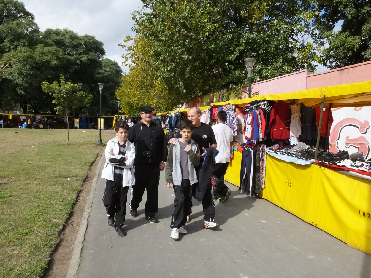 "Paseo por feria de parque Patricios" de Juan Fco. Fernndez