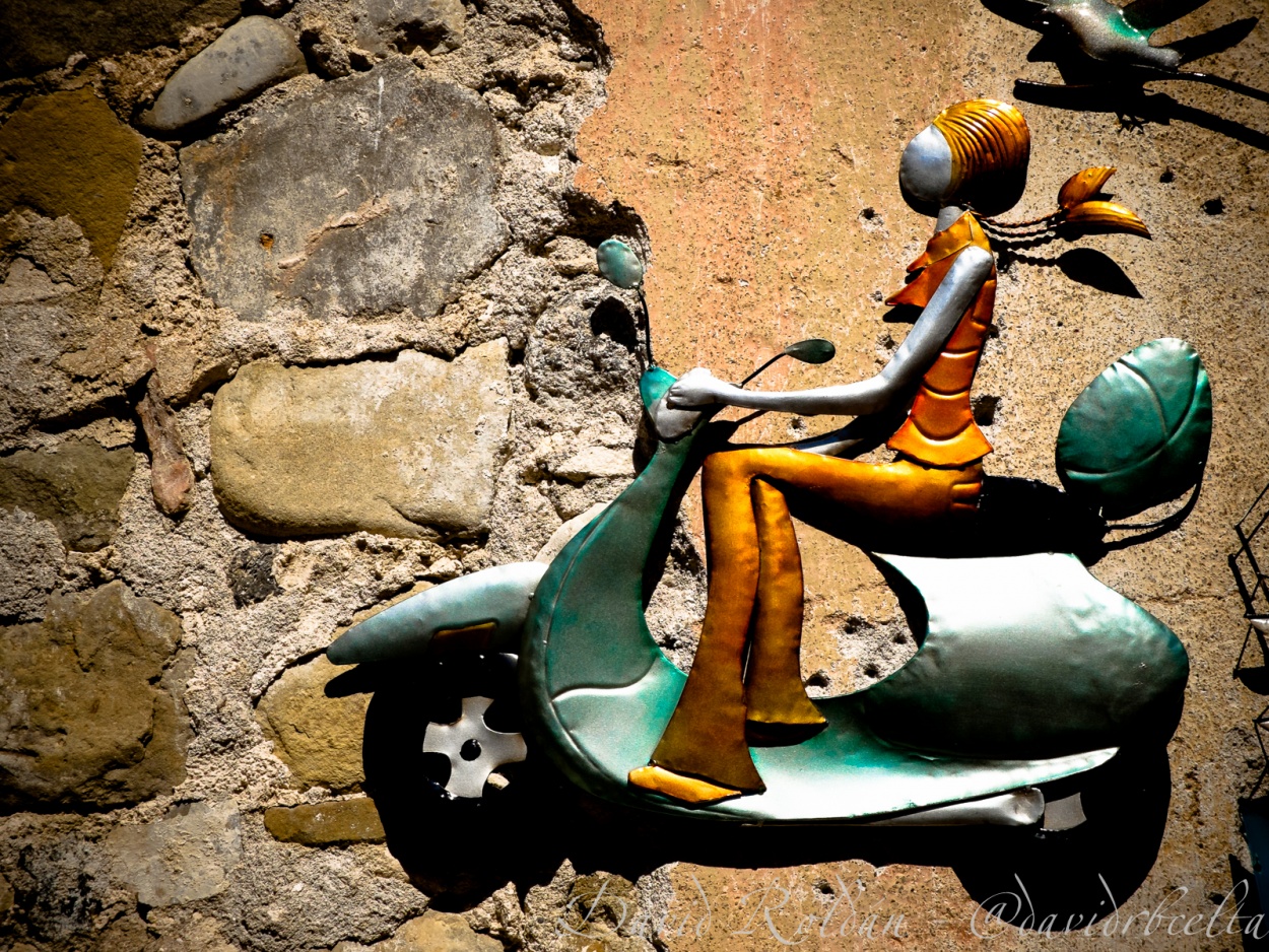 "paseo en vespa" de David Roldn