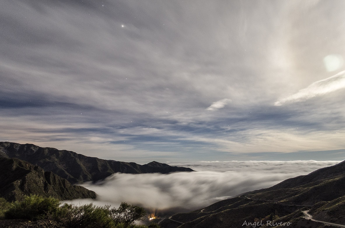 "Nocturna entre nubes" de Angel Rivero