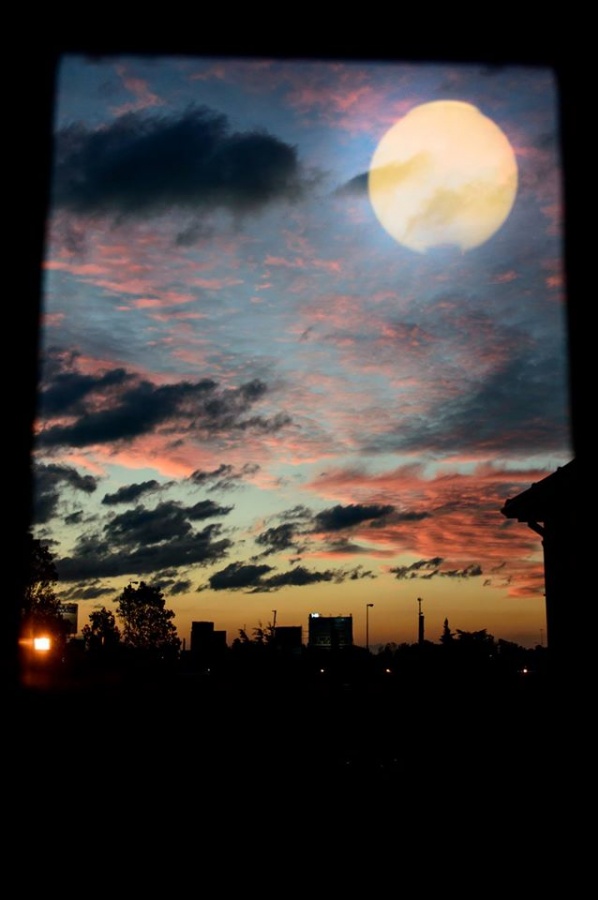 "ah hay una lampara que se cree luna." de Mara Baiza