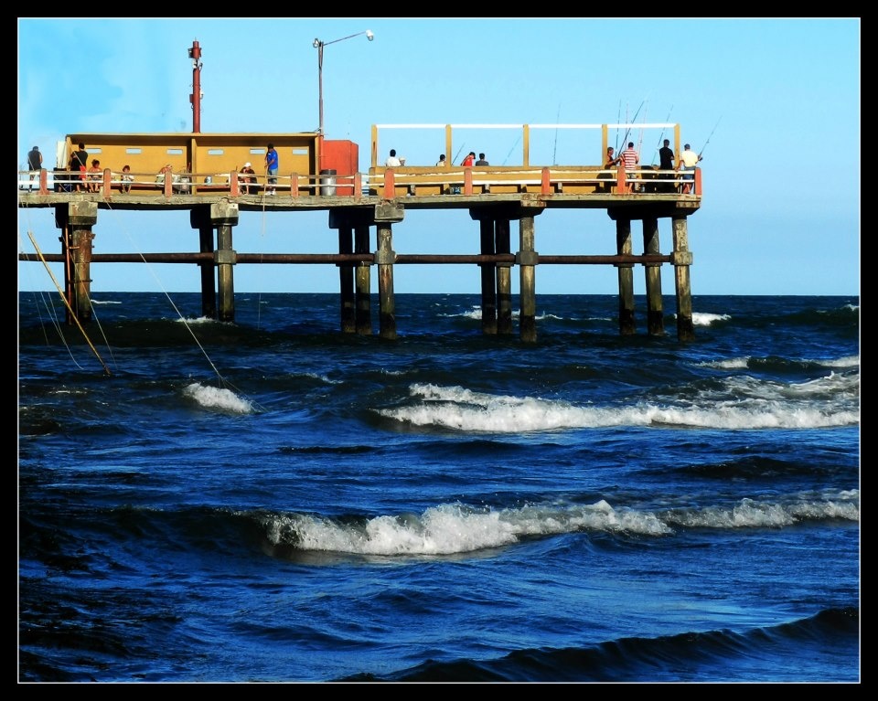 "Pescadores en el mar azul" de Oscar Cuervo