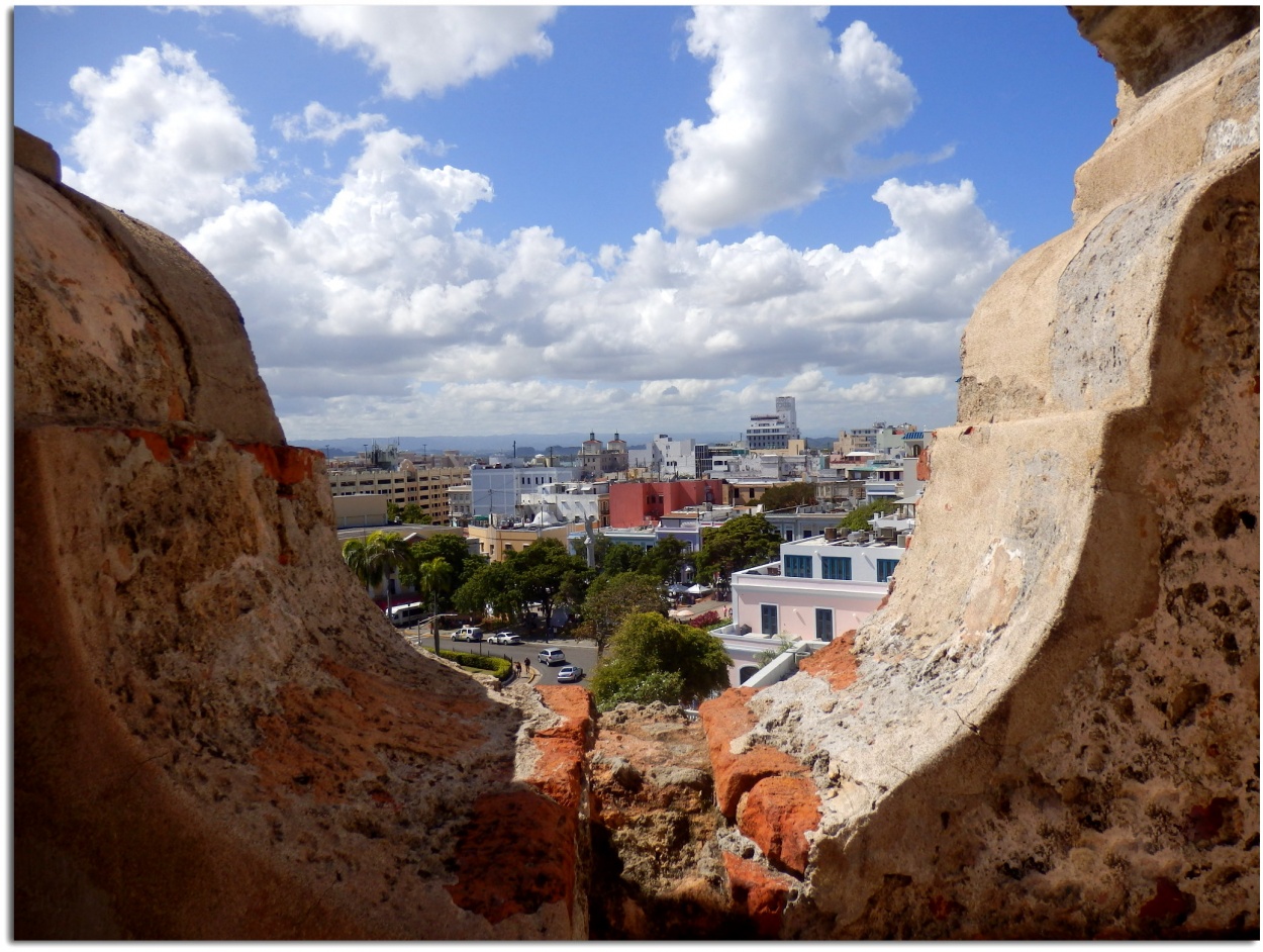 "Detrs de la muralla" de Roberto Cceres