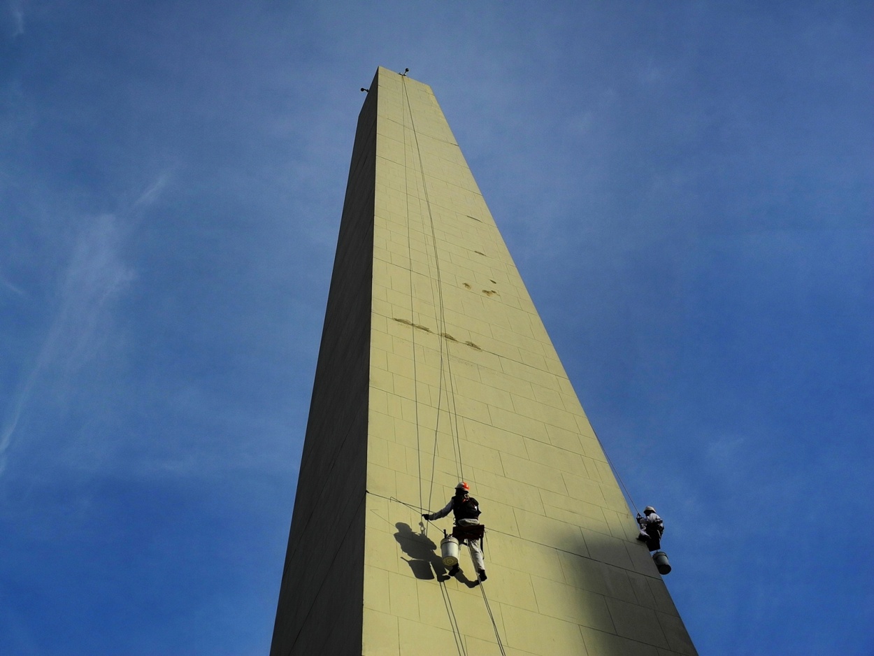 "Obelisco" de Julio Strauch