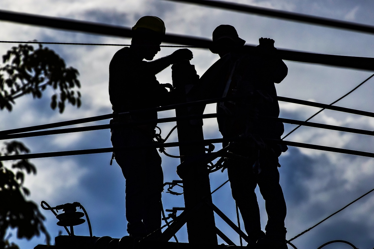 "Siluetas entre los cables" de Adriana Claudia Gallardo