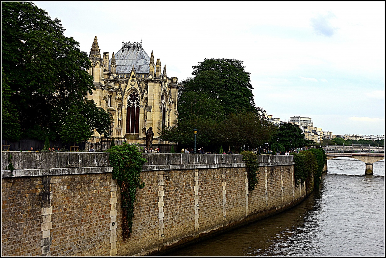 "Notre Dame" de Elisa Reynoso