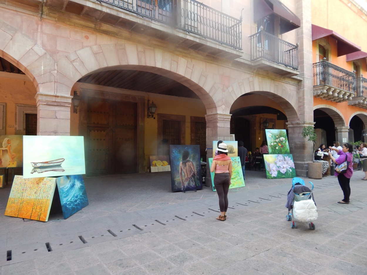 "Queretaro 4. Admirando Arte en la plaza" de Jos Luis Mansur