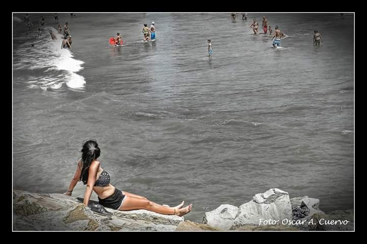 "Descansando en las rocas" de Oscar Cuervo