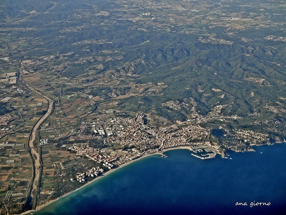 "Llegando a Barcelona, Blanes desde el aire" de Ana Giorno