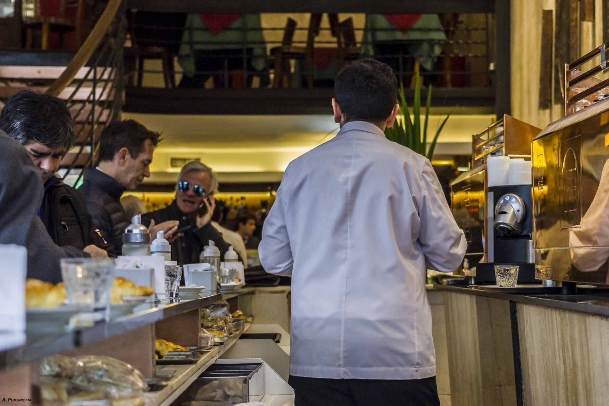 "Cafecito en la City" de Andrs Pluchinotta