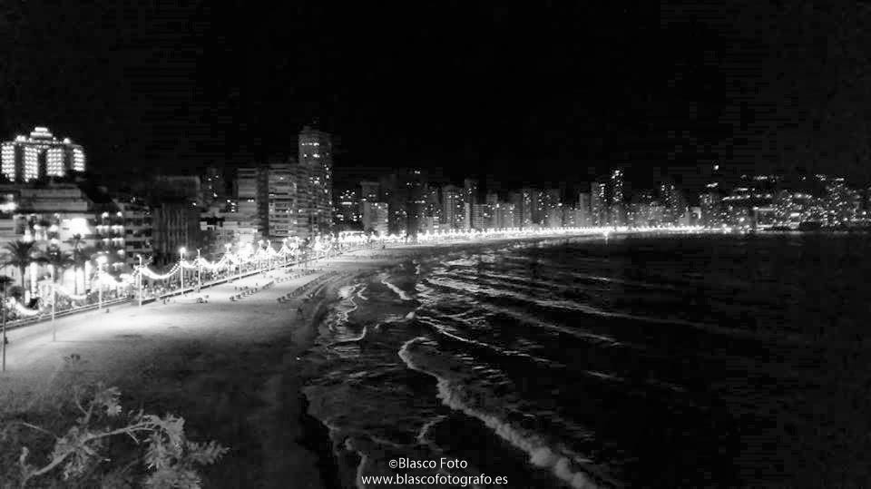 "En la playa por la noche" de Luis Blasco Martin