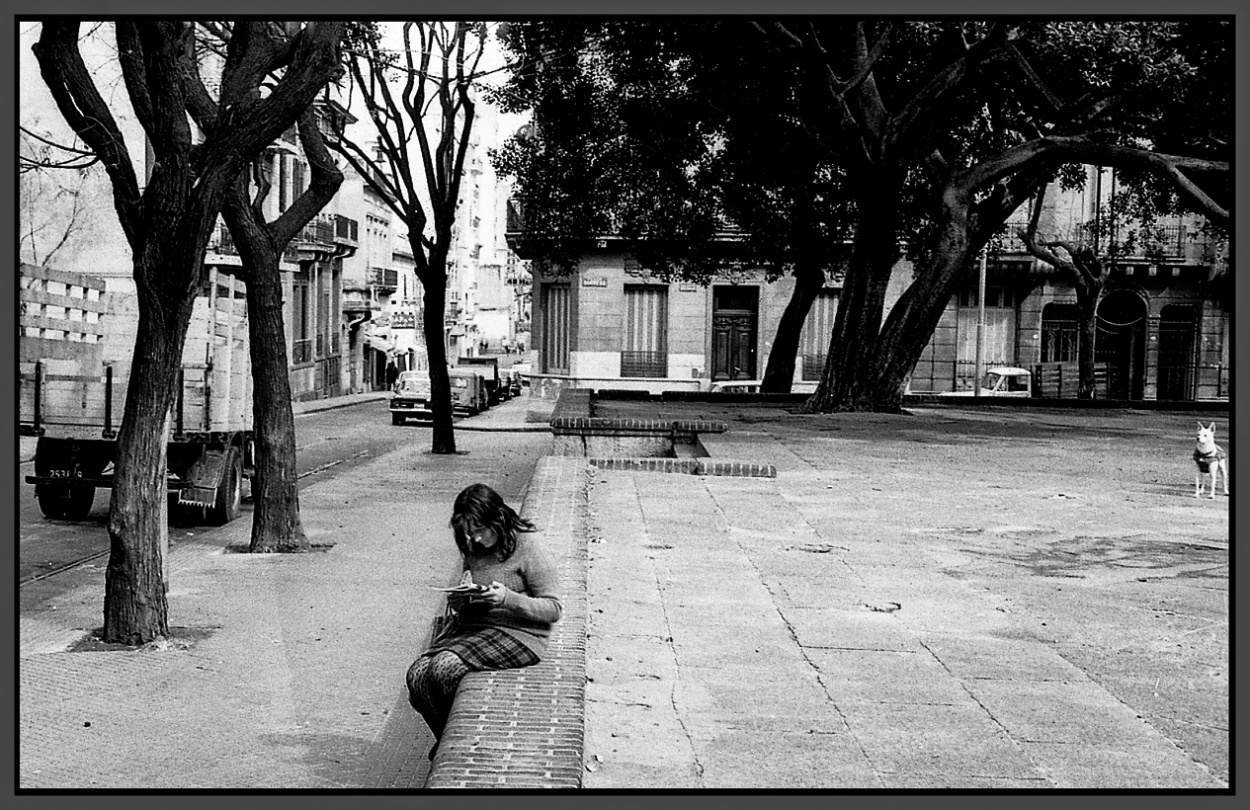 "La muchacha y el perrito" de Jorge Vicente Molinari