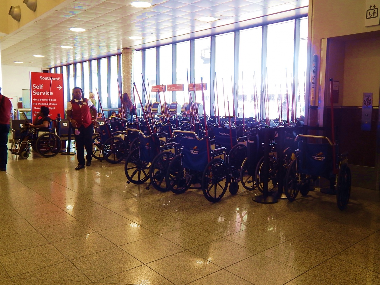 "Muchas sillas en el aeropuerto!" de Jos Luis Mansur