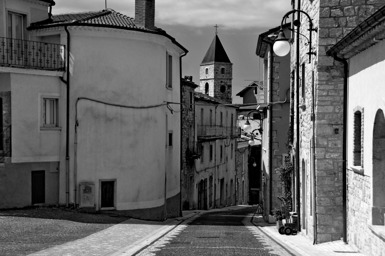 "Calle angosta" de Carlos D. Cristina Miguel