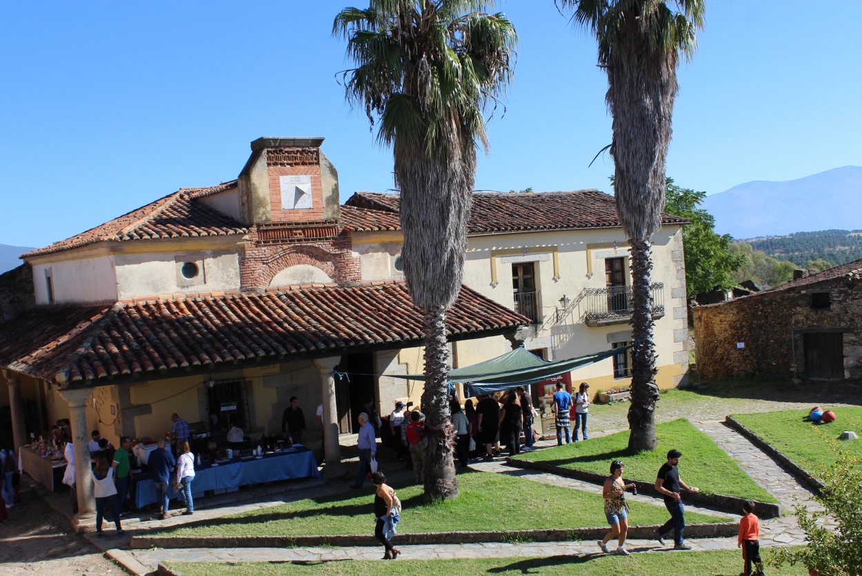 "La plaza del pueblo" de Luis Blasco Martin