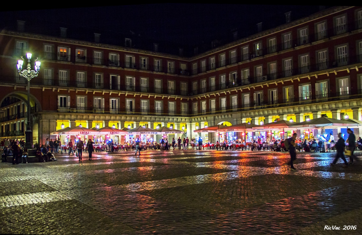 "Plaza mayor de noche" de Ricardo Alberto Vaccaro