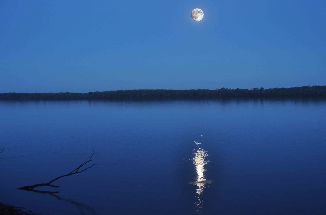 "`Superluna`" de Alfonso Claro Romero