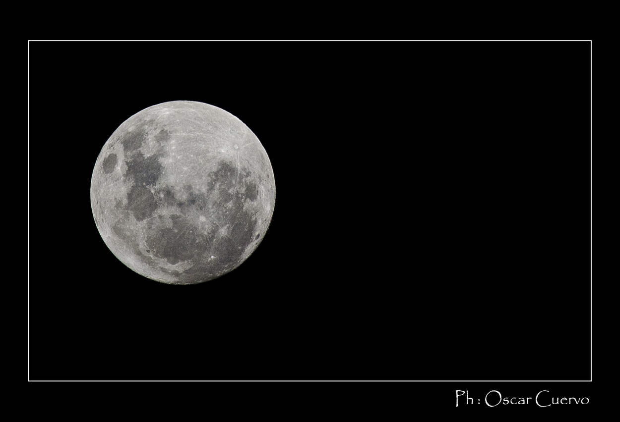 "Simplemente LA LUNA" de Oscar Cuervo