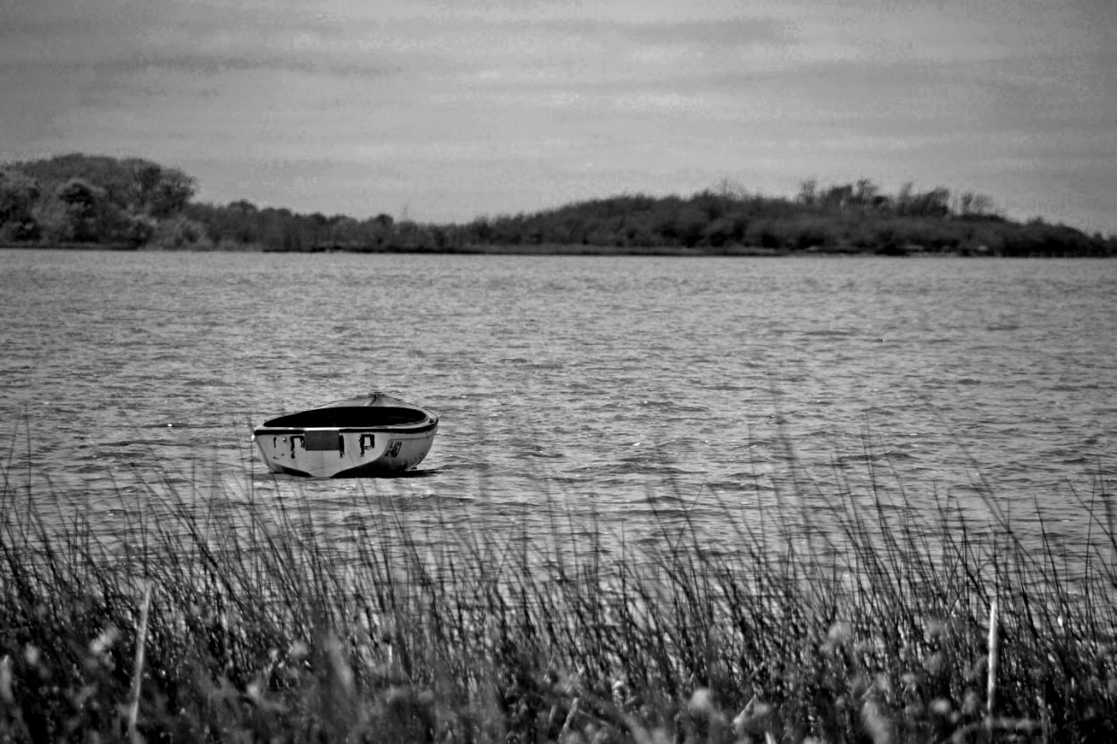 "El bote solitario en blanco y negro" de Carlos D. Cristina Miguel